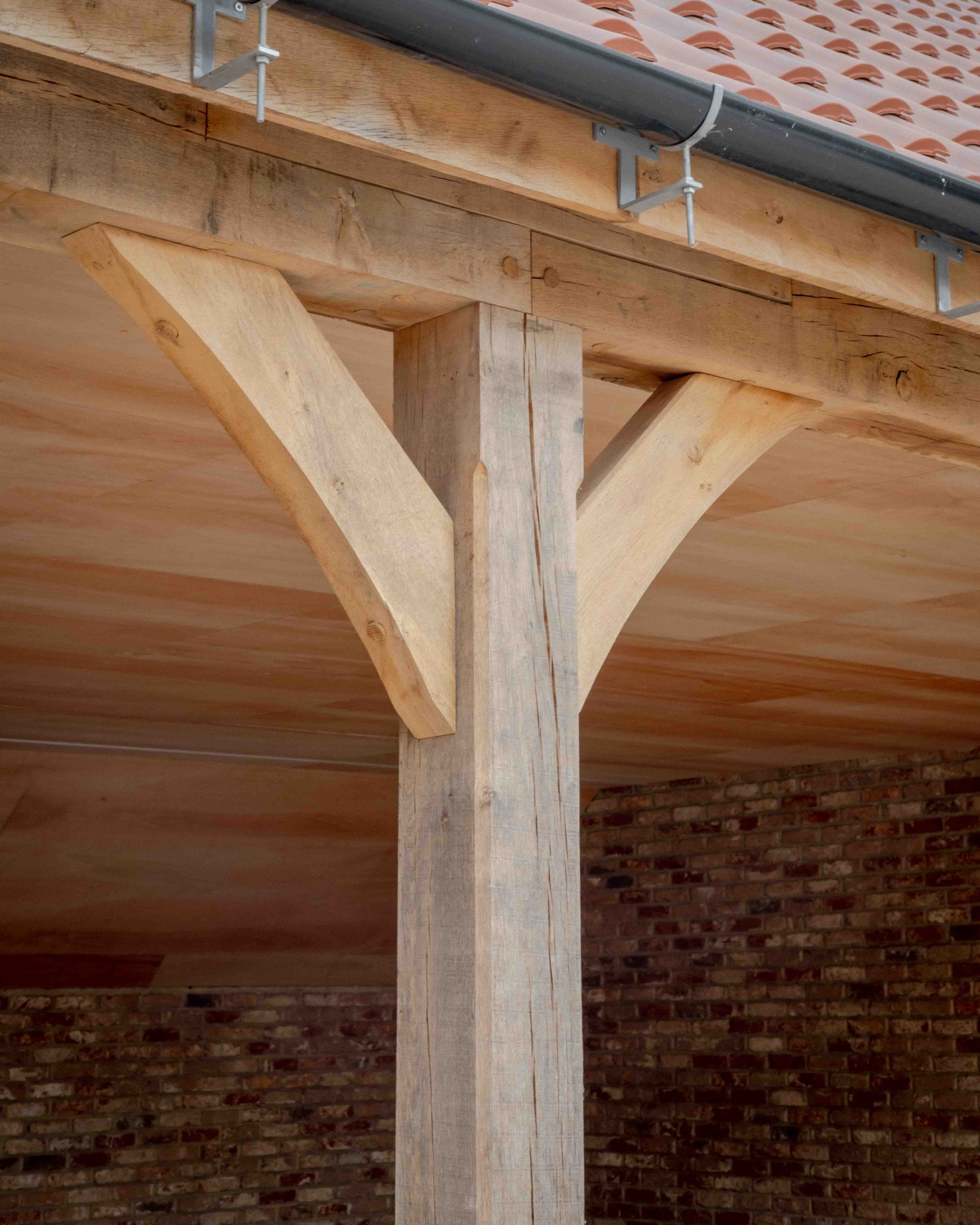 Oak bracket at the eaves